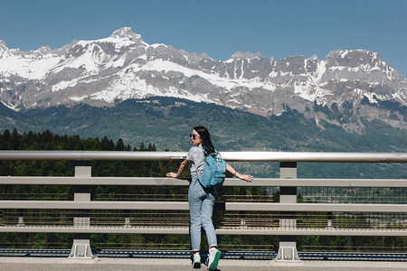 站在美丽的风景山中蒙白兰阿普斯的背着图片