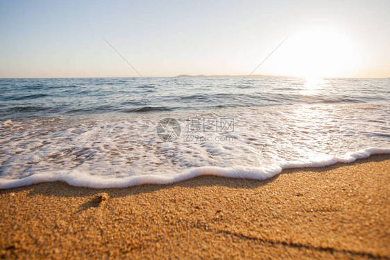 沙滩和夏日海浪在岸边图片