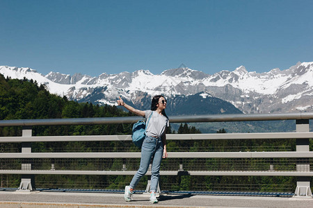 整个美少女的全景背在高山雪峰中图片