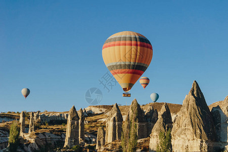热气球在土耳其卡帕多西亚Goreme公园仙子烟囱Capap图片