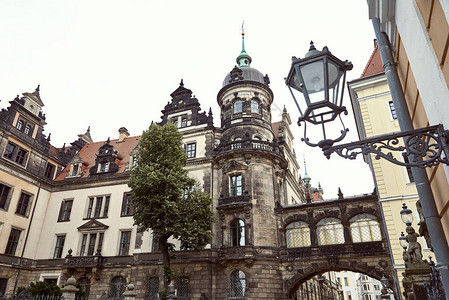 德国累斯顿古老历史教堂拱门和灯笼图片