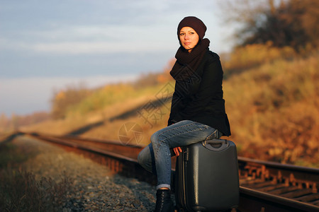 女孩坐在火车轨上图片