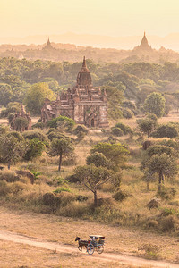 马在位于缅甸缅甸亚洲曼德勒地区的著名古城巴根寺庙之间图片