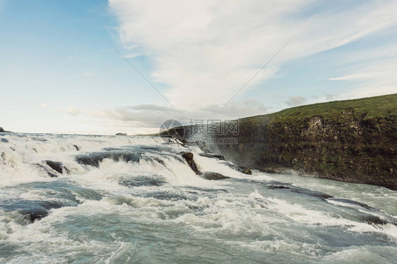 冰岛美丽的瀑布景观和流淌的河流图片