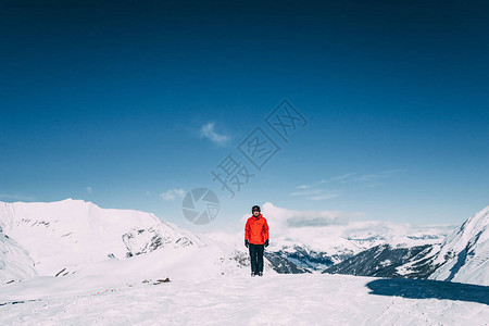 年轻男子在奥斯特里亚的黑雪山脉滑雪区站在雪覆盖的山上时图片