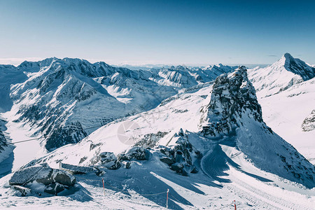 在奥斯特里亚的黑月霍芬滑雪区山峰图片