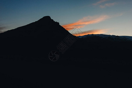 冰岛黄昏时分的山景和日落时分的天空图片