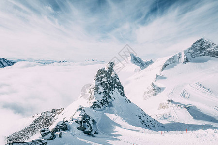 美丽的风景观在奥斯特里亚的黑雪山图片