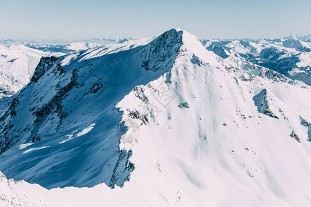 美丽的雪地高山黑月图片