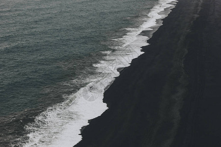 在冰岛维克Vik海边有黑色沙滩的海图片
