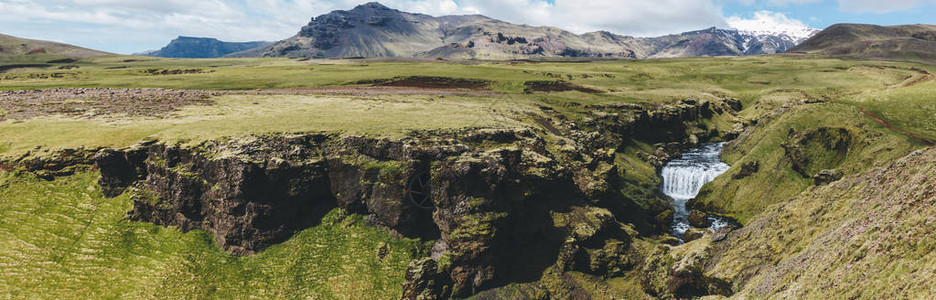 美丽的斯科加河通过冰岛高地流经冰图片
