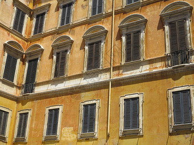 意大利罗马历史中心古典建筑的黄色列车群位图片