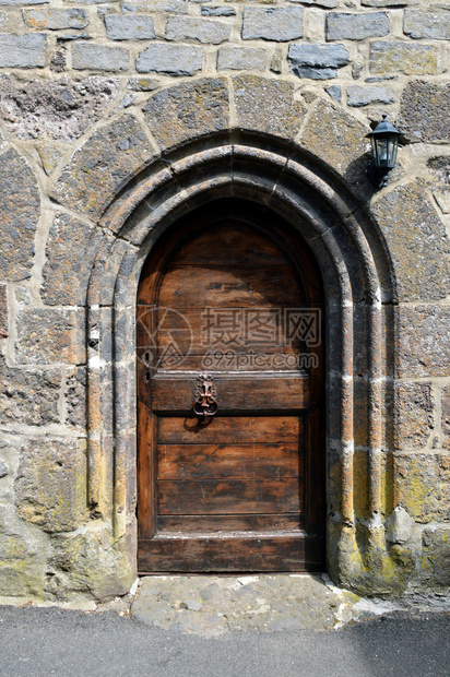 一扇带有中世纪建筑的漂亮门图片
