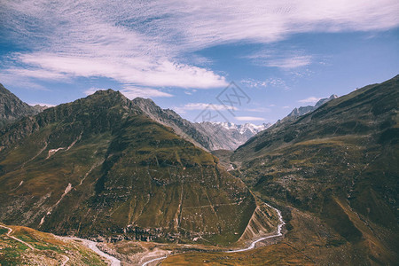 位于印度喜马拉雅山罗坦山口的美丽的风景图片