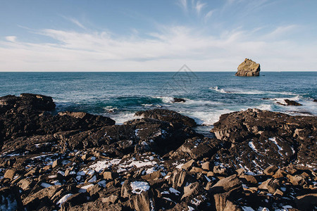 冰地海岸的岩石和雪雷克雅内斯瓦拉赫努图片