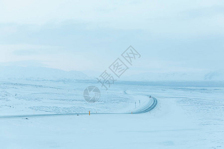 雪覆盖的美丽风雪景观和道路图片