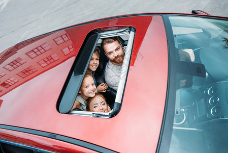 家庭从汽车天窗向外图片