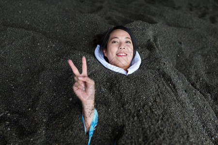 女人在日本享受热沙浴图片