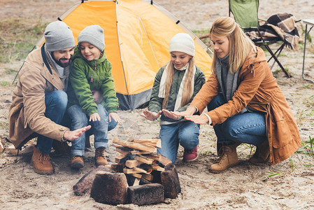 秋日旅行一家人用篝火取暖图片