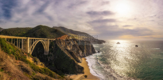 美国加利福尼亚州大苏尔附近比克斯比桥和太平洋的布图片