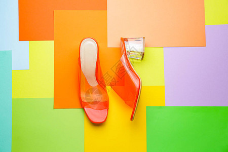 彩色背景上的时尚女鞋图片