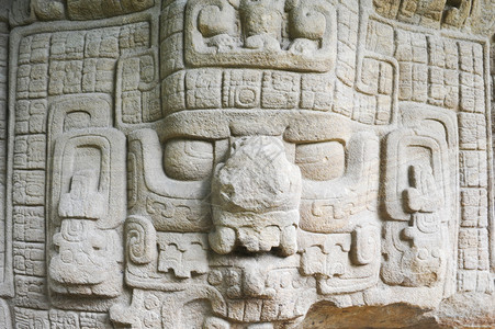 危地马拉Quirigua玛雅考古遗址墙上的石图片