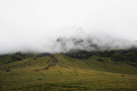 冰岛雾中草山的风景图片