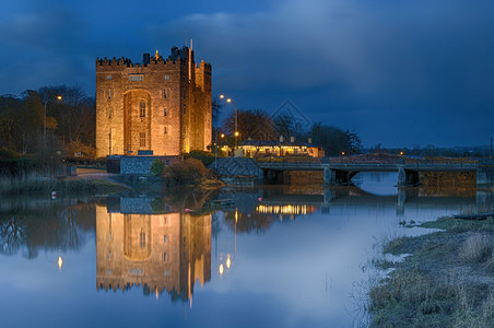 美丽的爱尔兰城堡在夜晚图片