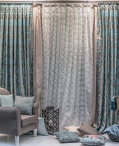 绿松石色和米色调的舒适内饰组合窗帘半透明薄纱枕头和时背景图片