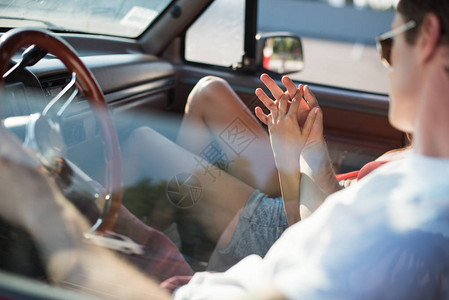 年轻夫妇浪漫手牵在车里图片