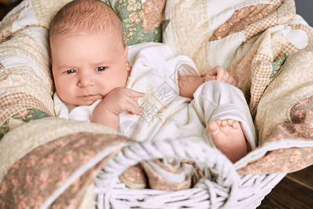 婴儿男孩和毛毯可爱的小cauca图片