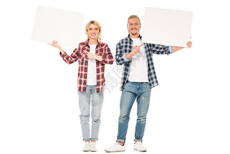 一对年轻的天主教夫妇用白的手指着空白的标语图片