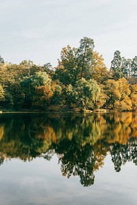 有着多彩树木和湖泊的美丽美图片