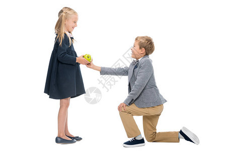 学生男孩把苹果送给女孩而弯膝时却被图片