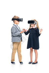 在VR头盔中可爱的小学生们图片