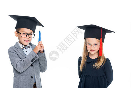 穿着毕业帽子的可爱学生们被图片