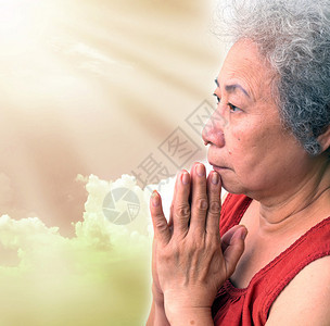 老妇人用太阳光线祈祷图片
