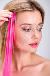 美丽的年轻美女运用粉红色剪短发束图片