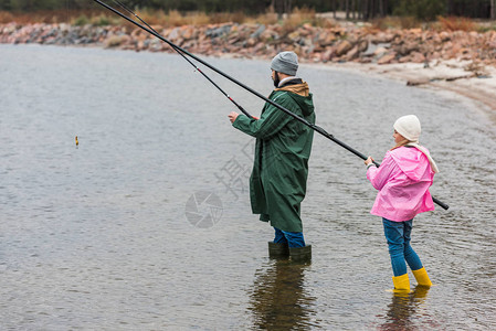 寒秋日父女一起钓鱼图片