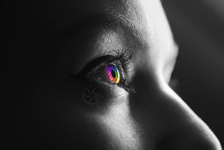 彩色虹眼人的黑白照片图片