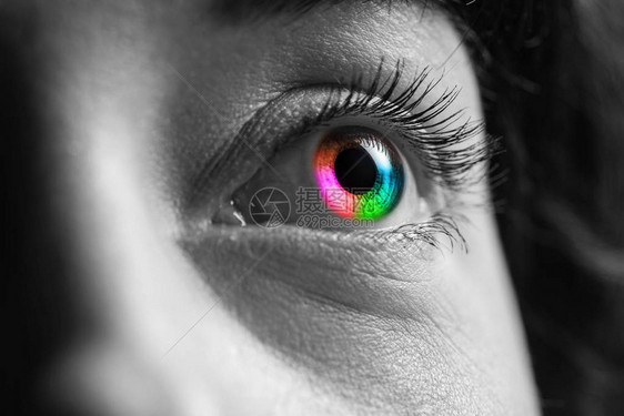以彩虹色的眼睛拍摄人图片