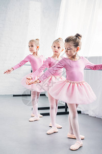 可爱的小芭蕾舞女郎们在芭蕾舞工图片
