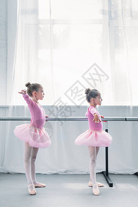 芭蕾学校可爱的小型芭蕾舞者在芭蕾学校运图片