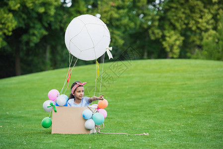 在公园里玩气球的可爱女孩图片