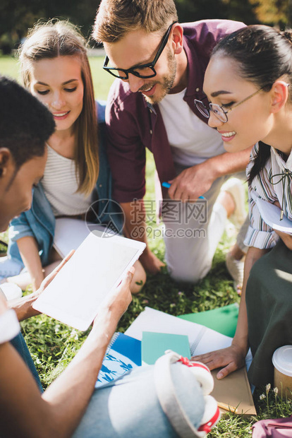 年轻笑着的多民族学生在一起时图片