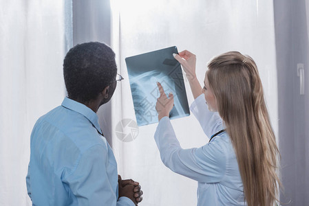 医生在诊所向非洲病人展示肩图片