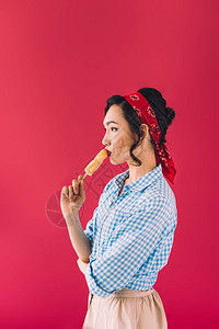 时尚的年轻女吃冰棒的一面图片