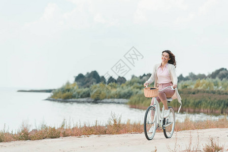 在沙河边骑旧式自行图片