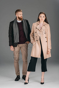 秋大衣和夹克的时装情侣一起在图片