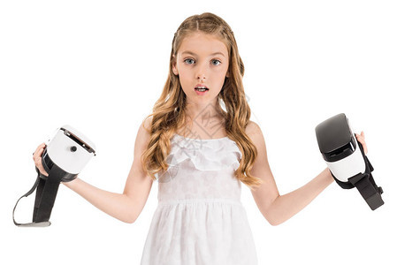 小女孩将虚拟真实头戴在白色孤立的手图片